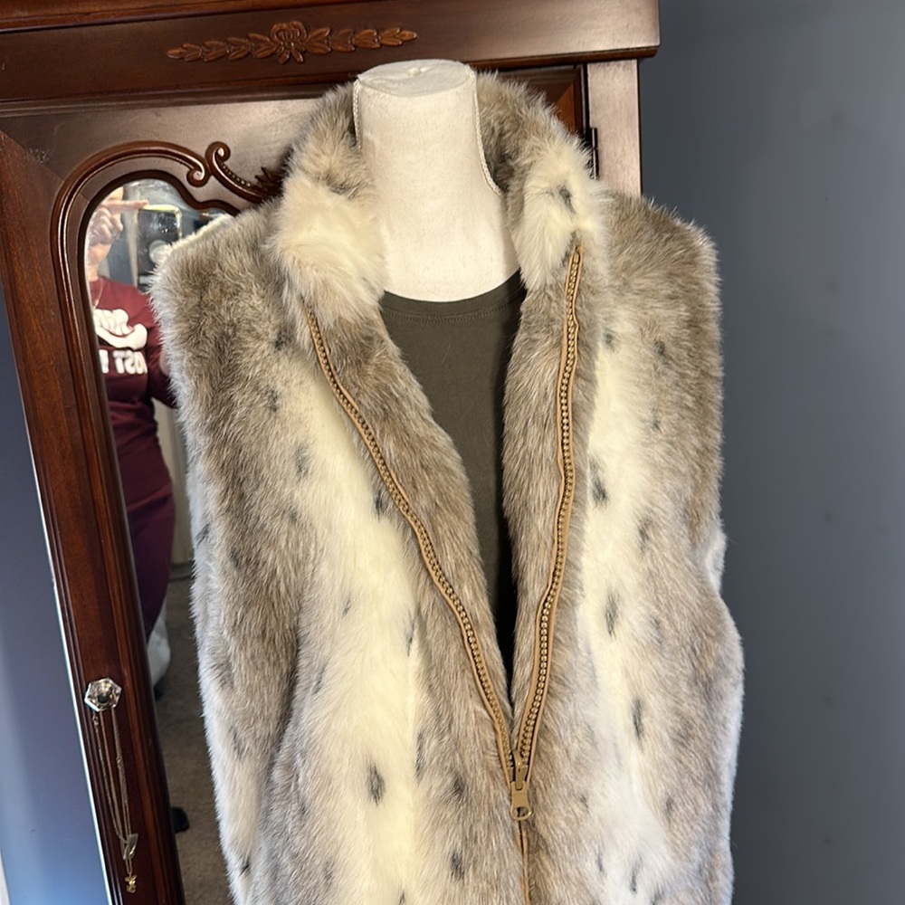 OLYMPIA LIMITED, INC FAUX FUR ACTIVE VEST L LARGE  REVERSABLE - Picture 6 of 9